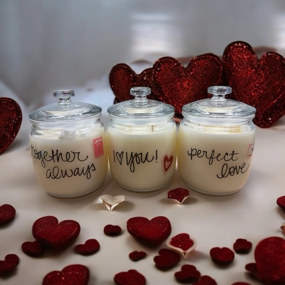 Romantic White Scented Candle 2 Wick - Picture 3 of 3